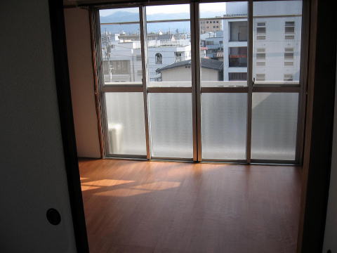 �R�����@�b�{�s�@�����@���݃A�p�[�g�@�QK�@�R�C�X���~